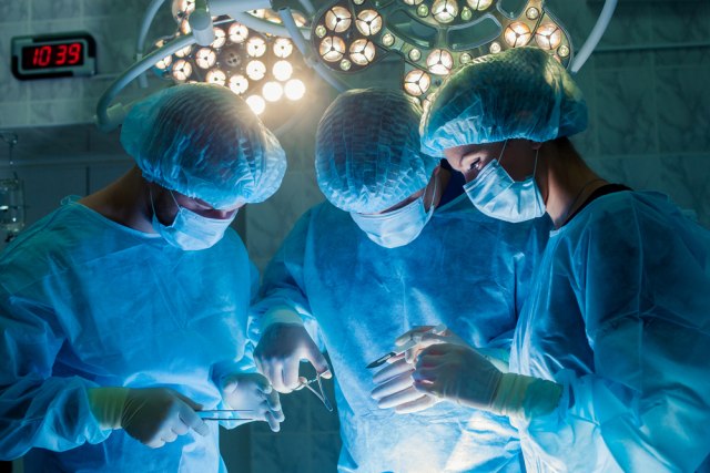 Slušanje klasiène muzike tokom operacija pomaže hirurzima da budu brži i taèniji